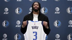 ▲戴維斯（Anthony Davis）披上獨行俠3號球衣。（圖／美聯社／達志影像）