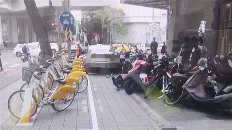 台中婦「喝威士忌」暖身！開車暴衝人行道