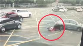 騎士來不及反應，直接撞上違規右轉的車輛。（圖／警方提供）