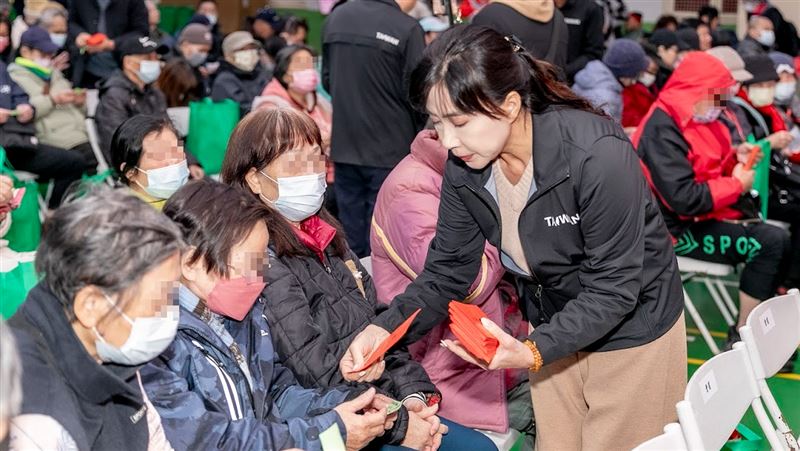 盼協助弱勢！全國小英之友會接力寒冬送暖