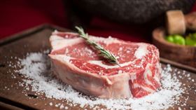 英國一名女子4年來堅持「純肉飲食」，成功減重32公斤。（示意圖／翻攝自unsplash）