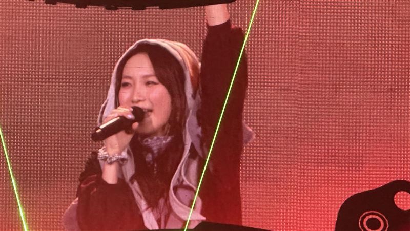 YOASOBI攻蛋嗨翻　萬人齊唱Idol她險哭了