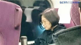 9年前搭高鐵巧遇蔡英文！他PO小英「車廂內用功照」　親民1舉動感動網。網友授權提供　有ＬＯＧＯ