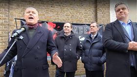 中國巨型使館逾千人抗議 英議員籲政府勿向北京低頭中國擬在名勝古蹟「倫敦塔」一帶、距倫敦金融城不遠的英國皇家鑄幣廠舊址興建歐洲規模最大中國使館，8日引發逾千人抗議，4名英國國會議員也到場聲援，呼籲政府勿向北京低頭。中央社記者陳韻聿倫敦攝 114年2月9日