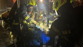 一名男子在客廳被找時，已明顯死亡。（圖／翻攝畫面）