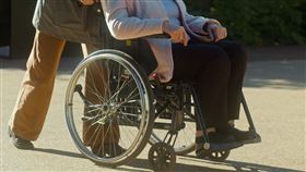 伴屍一年！媽推女兒腐屍上街　鄰狂做惡夢