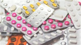 一名20多歲的男性護理師，未將處方內服藥物準時提供給40名住院患者服用，累計達51次。（示意圖／pixabay）