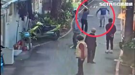 北市林姓老翁持古董劍追砍鄰居。（圖／翻攝畫面）