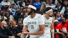 戴維斯（Anthony Davis）獨行俠首秀攻下26分16籃板7助攻3火鍋。（圖／翻攝自獨行俠官方X）