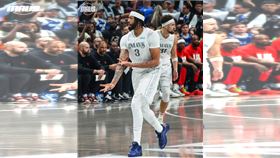 戴維斯（Anthony Davis）獨行俠首秀攻下26分16籃板7助攻3火鍋。（圖／翻攝自獨行俠官方X）