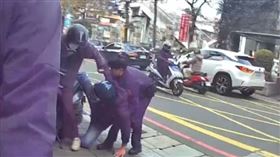 警方上前協助時，男子已因體力不支而從後座上跌落。（圖／警方提供）