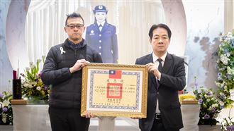 胡鐙云遭經國號吸入殉職　賴清德頒旌忠狀