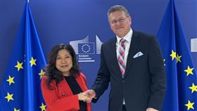 加拿大國際貿易部長伍鳳儀（Mary Ng，圖左）8日與歐盟貿易政策執行委員塞夫柯維奇（Maros Sefcovic，圖右）會面餐敘，期盼加深與歐盟的經濟關係。（圖／翻攝自IG@mary_ng）