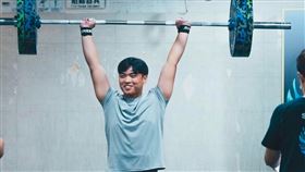 型男物理治療師的身份也遭網友挖出，引起熱議。（圖／翻攝畫面）