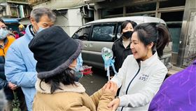 徐巧芯跑行程發送小禮品。（圖／翻攝自徐巧芯臉書）