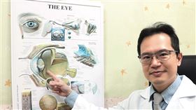 張文瑞提醒，眼睛是「沉默的器官」，一旦出現乾澀、酸痛等不適症狀，代表已經過度使用，應立即休息並適時保養，以維護靈魂之窗的健康。（圖／聯新國際醫院提供）