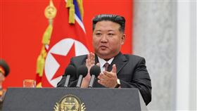 朝鲜人民軍建軍77週年，北韓領導人金正恩（中）出席朝鲜人民軍建軍節活動視察。（圖／翻攝自北韓中央通信社）