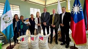 我國駐瓜地馬拉大使館日前宣布捐贈990噸白米，並啟動公共衛生醫療計畫，幫助偏鄉瓜國人民。台美瓜三國合作夥伴包括美國非政府組織「糧食濟貧組織」、瓜地馬拉市「明愛會」及「馬爾他騎士團」等。右4為駐瓜地馬拉大使張俊菲。（圖／翻攝自Taiwan en Guatemala粉專）