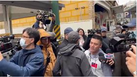 台北市「港湖除銹」團隊發動罷免國民黨立法委員李彥秀，國民黨青年丁瑀到場鬧場，與網紅八炯及閩南狼互嗆。