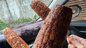 原PO貼出色澤濃郁的烤玉米，表示自己腦波太弱才買了價格不菲的玉米，卻意外引發網友熱議。（圖／翻攝自爆廢公社）