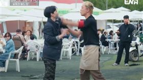 參賽者節目上扭打。（圖／翻攝自YouTUbe）