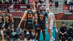 台南台鋼獵鷹靠著洋將鉑金猛轟3X分，率隊在主場擊敗龍頭桃園璞園領航猿。（圖／PLG聯盟提供）