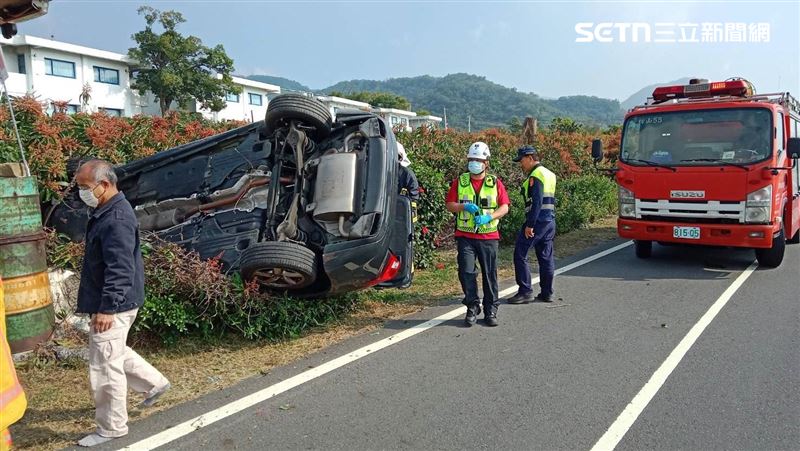 台南男開車載妻小出遊　內獅火車站前翻覆