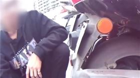 王男與友人相約後，又在外頭遊蕩被警方攔查。（圖／警方提供）