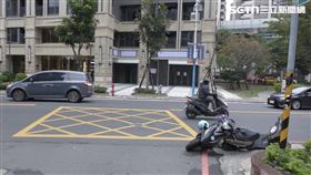 新北陳女騎車行經新泰路476巷內時擦撞張男機車，雙雙倒地送醫救治。（圖／翻攝畫面）