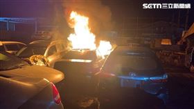 基隆市俊賢路上的報廢車廠傳出火燒車意外。（圖／翻攝畫面）