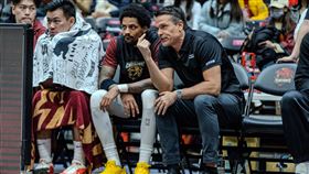 台鋼獵鷹主帥柯納（右1）。（圖／PLG聯盟提供）