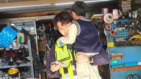 6歲男童意外墜樓，5樓掉到2樓鐵皮屋頂，大里長春路(圖／翻攝畫面)