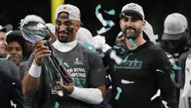 ▲費城老鷹收下隊史第二冠，四分衛赫特斯（Jalen Hurts）拿下超級盃MVP。（圖／美聯社／達志影像）