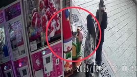 少女在搖搖馬機台前逗留，全程遭店家監視器錄下。（圖／翻攝自爆料公社公開版）