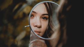 「8大苦命臉」特徵曝光。面相,照鏡子,（示意圖／Unsplash）