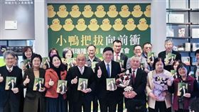 民進黨立委賴瑞隆今（10）日發表《小鴨把拔向前衝：賴瑞隆報到》新書發布記者會。（圖／賴瑞隆辧公室提供)