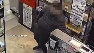 情侶檔闖萬年大樓玩具店　洗劫6萬營業額