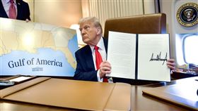 川普將「墨西哥灣」改名為「美國灣」，並將2月9日定為「美國灣日」。（圖／翻攝自川普X）