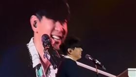 林俊傑昨在洛杉磯開唱，台下觀眾點唱周杰倫的歌讓他傻眼，但還是配合唱了一句（圖／翻攝微博）