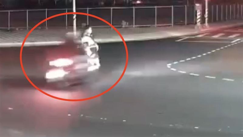 桃警處理車禍…騎士側面衝撞　驚險畫面曝