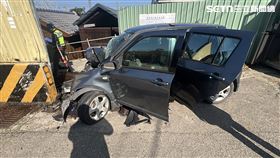 離奇！48歲婦自撞護欄亡　引擎蓋成凹字型（圖／翻攝畫面）