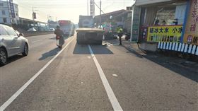 聯結車買早餐佔半機車道　男撞進車底慘死（圖／翻攝畫面）