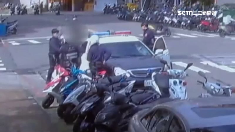 巡邏揪異狀！警查扣鎮暴槍 尾隨再逮3毒蟲