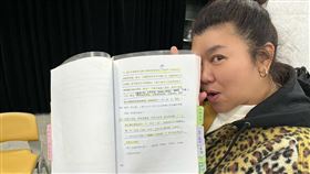 林美秀秀出16年前《人間條件四》的排練劇本。（圖／綠光劇團提供）