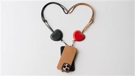 CASETiFY BioVeg合成皮革系列推出情人節限定愛心手機背帶。（圖／品牌業者提供）