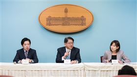 總統府秘書長潘孟安、副秘書長張惇涵、發言人郭雅慧會後舉行記者會。（圖／總統府提供)