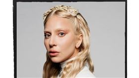 女神卡卡獻唱〈Hold My Hand〉向紐奧良車輛衝撞攻擊事件致意。（圖／環球音樂提供）