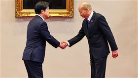 五院國政會商  賴總統與韓國瑜握手致意總統賴清德（左）10日下午召集五院在總統府會商國政，贈禮前與立法院長韓國瑜（右）握手致意。中央社記者翁睿坤攝  114年2月10日