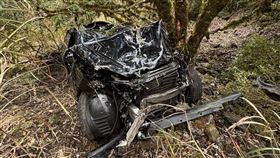 台中男開車衝破合歡山護欄墜、120公尺深谷，警消垂降4小時救援。（圖／翻攝畫面）

