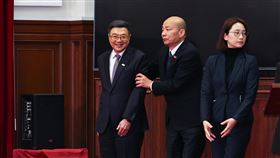 五院國政會商  卓榮泰、韓國瑜互動總統賴清德10日召集五院院長在總統府會商國政，由賴總統先致詞、贈禮；立法院長韓國瑜（中）在台下與行政院長卓榮泰（左）互動。中央社記者翁睿坤攝  114年2月10日